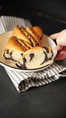 Haşhaş tohumu rulosu haşhaşlı tatlı tatlı tatlı tatlı haşhaşlı tohum lezzetli çerez taze gurme yemek masası kırsal yiyecekleri fotokopi odasına yerleştirdi.