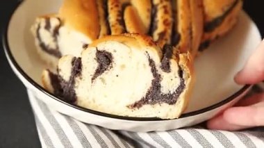 Haşhaş tohumu rulosu haşhaşlı tatlı tatlı tatlı tatlı haşhaşlı tohum lezzetli çerez taze gurme yemek masası kırsal yiyecekleri fotokopi odasına yerleştirdi.