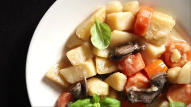 Ragout patates güveci mantarlar ve sebzeler. Doğal çerezler. Lezzetli yemekler. Masanın üstünde taze gurme.