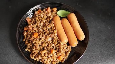 Sosisli mercimek, ikinci tabak yemek, iştah açıcı iştah açıcı taze gurme yemek arkaplanı, masanın kırsal kesiminde fotokopi alanı.