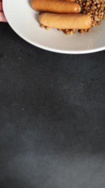 Sosisli mercimek, ikinci tabak yemek, iştah açıcı iştah açıcı taze gurme yemek arkaplanı, masanın kırsal kesiminde fotokopi alanı.