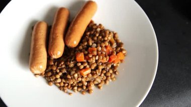 Sosisli mercimek, ikinci tabak yemek, iştah açıcı iştah açıcı taze gurme yemek arkaplanı, masanın kırsal kesiminde fotokopi alanı.