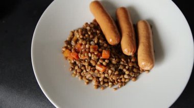 Sosisli mercimek, ikinci tabak yemek, iştah açıcı iştah açıcı taze gurme yemek arkaplanı, masanın kırsal kesiminde fotokopi alanı.