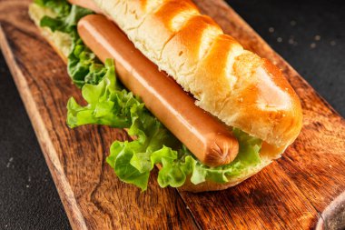 Sosisli sandviç taze çörek, sosis, yeşil marul yaprağı ev yapımı sandviç lezzetli aperatif lezzetli gurme yemek arkaplan masanın kırsal kesiminde fotokopi odası