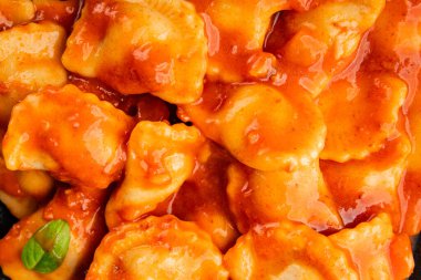 Biftek ravioli sosu ana yemek lezzetli aperatif taze leziz gurme yemek masada rustik yemekler üst manzara fotokopi alanı
