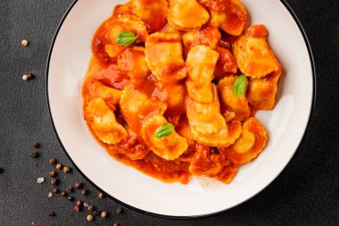 Biftek ravioli sosu ana yemek lezzetli aperatif taze leziz gurme yemek masada rustik yemekler üst manzara fotokopi alanı