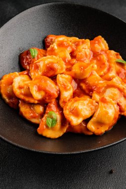 Biftek ravioli sosu ana yemek lezzetli aperatif taze leziz gurme yemek masada rustik yemekler üst manzara fotokopi alanı