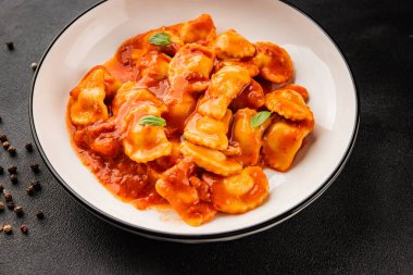 Biftek ravioli sosu ana yemek lezzetli aperatif taze leziz gurme yemek masada rustik yemekler üst manzara fotokopi alanı