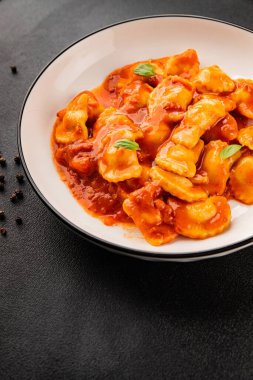 Biftek ravioli sosu ana yemek lezzetli aperatif taze leziz gurme yemek masada rustik yemekler üst manzara fotokopi alanı