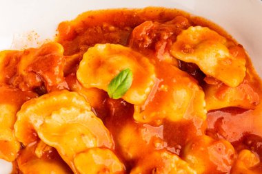 Biftek ravioli sosu ana yemek lezzetli aperatif taze leziz gurme yemek masada rustik yemekler üst manzara fotokopi alanı