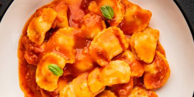 Biftek ravioli sosu ana yemek lezzetli aperatif taze leziz gurme yemek masada rustik yemekler üst manzara fotokopi alanı