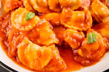 Biftek ravioli sosu ana yemek lezzetli aperatif taze leziz gurme yemek masada rustik yemekler üst manzara fotokopi alanı