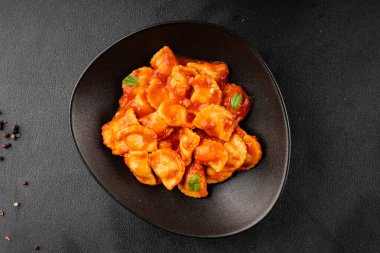 Biftek ravioli sosu ana yemek lezzetli aperatif taze leziz gurme yemek masada rustik yemekler üst manzara fotokopi alanı