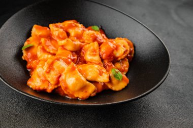 Biftek ravioli sosu ana yemek lezzetli aperatif taze leziz gurme yemek masada rustik yemekler üst manzara fotokopi alanı