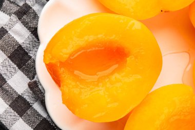 Şeftali konservesi meyve konservesi. Meyve suyu. Lezzetli gurme. Yemek arkaplanı.