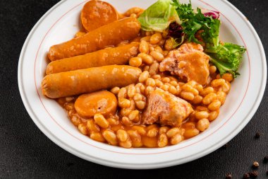 Soslu fasulye, sosis, domuz eti ana yemek lezzetli aperatif lezzetli gurme yemek masası arka plan kırsal yemek üst görünüm