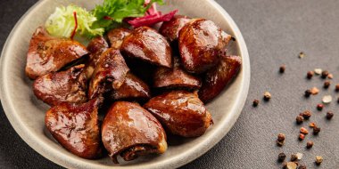 Kalp hindisi kızartılmış sakatat kümes hayvanı eti lezzetli aperatif lezzetli gurme yemek masası arka plan kırsal yemek üst görünüm fotokopi alanı