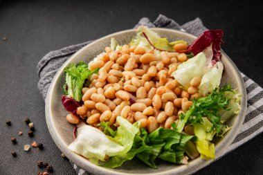 Fasulye salatası leziz çerez lezzetli gurme yemek masası rustik yemek üst görünüm fotokopi alanı keto ve paleo diyet vejetaryen ve vejetaryen yemekleri.
