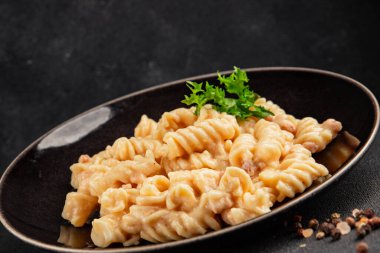 Carbonara makarna fusilli krem soslu ana yemek İtalyan mutfağı lezzetli aperatif lezzetli gurme yemek arka planı masa rustik gıda üst görünümü fotokopi alanı üzerinde