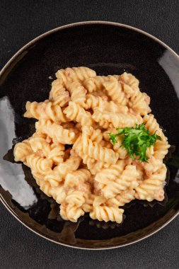 Carbonara makarna fusilli krem soslu ana yemek İtalyan mutfağı lezzetli aperatif lezzetli gurme yemek arka planı masa rustik gıda üst görünümü fotokopi alanı üzerinde
