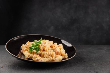 Carbonara makarna fusilli krem soslu ana yemek İtalyan mutfağı lezzetli aperatif lezzetli gurme yemek arka planı masa rustik gıda üst görünümü fotokopi alanı üzerinde