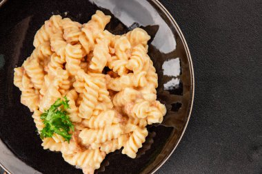 Carbonara makarna fusilli krem soslu ana yemek İtalyan mutfağı lezzetli aperatif lezzetli gurme yemek arka planı masa rustik gıda üst görünümü fotokopi alanı üzerinde