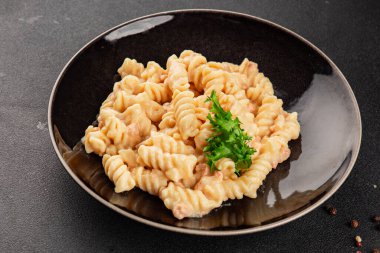 Carbonara makarna fusilli krem soslu ana yemek İtalyan mutfağı lezzetli aperatif lezzetli gurme yemek arka planı masa rustik gıda üst görünümü fotokopi alanı üzerinde