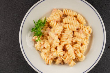Carbonara makarna fusilli krem soslu ana yemek İtalyan mutfağı lezzetli aperatif lezzetli gurme yemek arka planı masa rustik gıda üst görünümü fotokopi alanı üzerinde