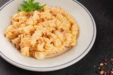 Carbonara makarna fusilli krem soslu ana yemek İtalyan mutfağı lezzetli aperatif lezzetli gurme yemek arka planı masa rustik gıda üst görünümü fotokopi alanı üzerinde