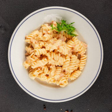 Carbonara makarna fusilli krem soslu ana yemek İtalyan mutfağı lezzetli aperatif lezzetli gurme yemek arka planı masa rustik gıda üst görünümü fotokopi alanı üzerinde