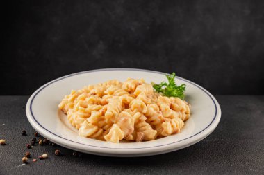 Carbonara makarna fusilli krem soslu ana yemek İtalyan mutfağı lezzetli aperatif lezzetli gurme yemek arka planı masa rustik gıda üst görünümü fotokopi alanı üzerinde