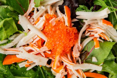 Yengeç eti salatası, kırmızı havyar, yeşil salata sağlıklı yemek karışımı ana yemek ana yemek aperatifi taze yemek masası sofraya gurme yemek arka planı kırsal yemek üst görünüm fotokopi alanı pezetaryan  