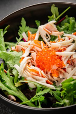 Yengeç eti salatası, kırmızı havyar, yeşil salata sağlıklı yemek karışımı ana yemek ana yemek aperatifi taze yemek masası sofraya gurme yemek arka planı kırsal yemek üst görünüm fotokopi alanı pezetaryan  