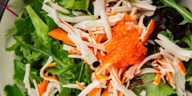 Yengeç eti salatası, kırmızı havyar, yeşil salata sağlıklı yemek karışımı ana yemek ana yemek aperatifi taze yemek masası sofraya gurme yemek arka planı kırsal yemek üst görünüm fotokopi alanı pezetaryan  