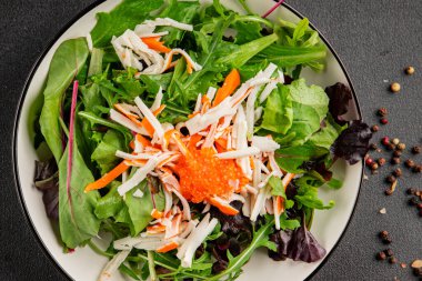 Yengeç eti salatası, kırmızı havyar, yeşil salata sağlıklı yemek karışımı ana yemek ana yemek aperatifi taze yemek masası sofraya gurme yemek arka planı kırsal yemek üst görünüm fotokopi alanı pezetaryan  