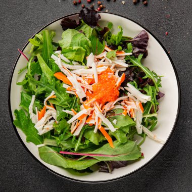 Yengeç eti salatası, kırmızı havyar, yeşil salata sağlıklı yemek karışımı ana yemek ana yemek aperatifi taze yemek masası sofraya gurme yemek arka planı kırsal yemek üst görünüm fotokopi alanı pezetaryan  