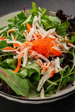 Yengeç eti salatası, kırmızı havyar, yeşil salata sağlıklı yemek karışımı ana yemek ana yemek aperatifi taze yemek masası sofraya gurme yemek arka planı kırsal yemek üst görünüm fotokopi alanı pezetaryan  