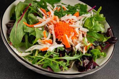 Yengeç eti salatası, kırmızı havyar, yeşil salata sağlıklı yemek karışımı ana yemek ana yemek aperatifi taze yemek masası sofraya gurme yemek arka planı kırsal yemek üst görünüm fotokopi alanı pezetaryan  