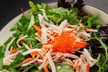 Yengeç eti salatası, kırmızı havyar, yeşil salata sağlıklı yemek karışımı ana yemek ana yemek aperatifi taze yemek masası sofraya gurme yemek arka planı kırsal yemek üst görünüm fotokopi alanı pezetaryan  