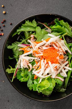 Yengeç eti salatası, kırmızı havyar, yeşil salata sağlıklı yemek karışımı ana yemek ana yemek aperatifi taze yemek masası sofraya gurme yemek arka planı kırsal yemek üst görünüm fotokopi alanı pezetaryan  