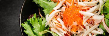 Yengeç eti salatası, kırmızı havyar, yeşil salata sağlıklı yemek karışımı ana yemek ana yemek aperatifi taze yemek masası sofraya gurme yemek arka planı kırsal yemek üst görünüm fotokopi alanı pezetaryan  