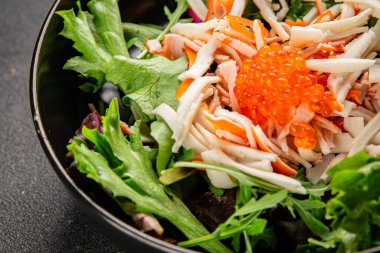 Yengeç eti salatası, kırmızı havyar, yeşil salata sağlıklı yemek karışımı ana yemek ana yemek aperatifi taze yemek masası sofraya gurme yemek arka planı kırsal yemek üst görünüm fotokopi alanı pezetaryan  