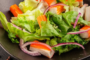 Yengeç salatası yeşil salata sağlıklı yemek aperatifi taze gurme yemek masası kırsal yemek üst görünüm fotokopi alanı keto ve paleo diyeti.