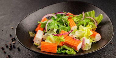 Yengeç salatası yeşil salata sağlıklı yemek aperatifi taze gurme yemek masası kırsal yemek üst görünüm fotokopi alanı keto ve paleo diyeti.