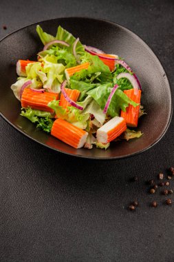 Yengeç salatası yeşil salata sağlıklı yemek aperatifi taze gurme yemek masası kırsal yemek üst görünüm fotokopi alanı keto ve paleo diyeti.