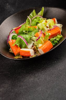 Yengeç salatası yeşil salata sağlıklı yemek aperatifi taze gurme yemek masası kırsal yemek üst görünüm fotokopi alanı keto ve paleo diyeti.