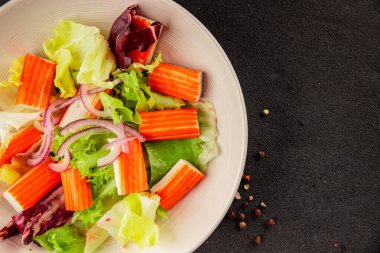 Yengeç salatası yeşil salata sağlıklı yemek aperatifi taze gurme yemek masası kırsal yemek üst görünüm fotokopi alanı keto ve paleo diyeti.