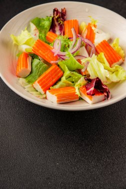 Yengeç salatası yeşil salata sağlıklı yemek aperatifi taze gurme yemek masası kırsal yemek üst görünüm fotokopi alanı keto ve paleo diyeti.