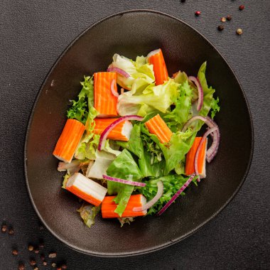 Yengeç salatası yeşil salata sağlıklı yemek aperatifi taze gurme yemek masası kırsal yemek üst görünüm fotokopi alanı keto ve paleo diyeti.