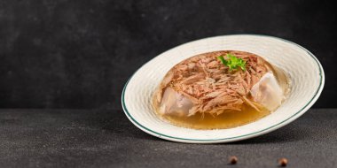 Et jölesi, sarımsaklı et, kas gücü, jöleli domuz eti, dana eti, iştah açıcı taze yemek arka planı, kırsal yemek, üst görünüm, fotokopi alanı.